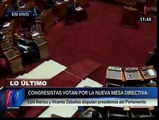 Jorge Rimarachín, tras votar por la Mesa Directiva del Congreso, sacó un cartel que decía "vacancia para el traidor"