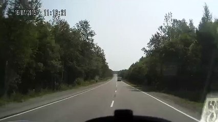 YouTube: Conducía por la carretera cuando camión se le vino de frente