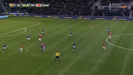 ‫مدافع رائع يمنع هدف مؤكد‬ - YouTube