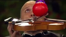 Jongler et jouer du violon en  même temps ! Impressionnant ...