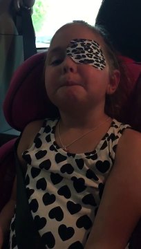 Menininha ouve recado da princesa Anna, de Frozen