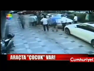 Küçük kız arabanın içinde ölümden döndü