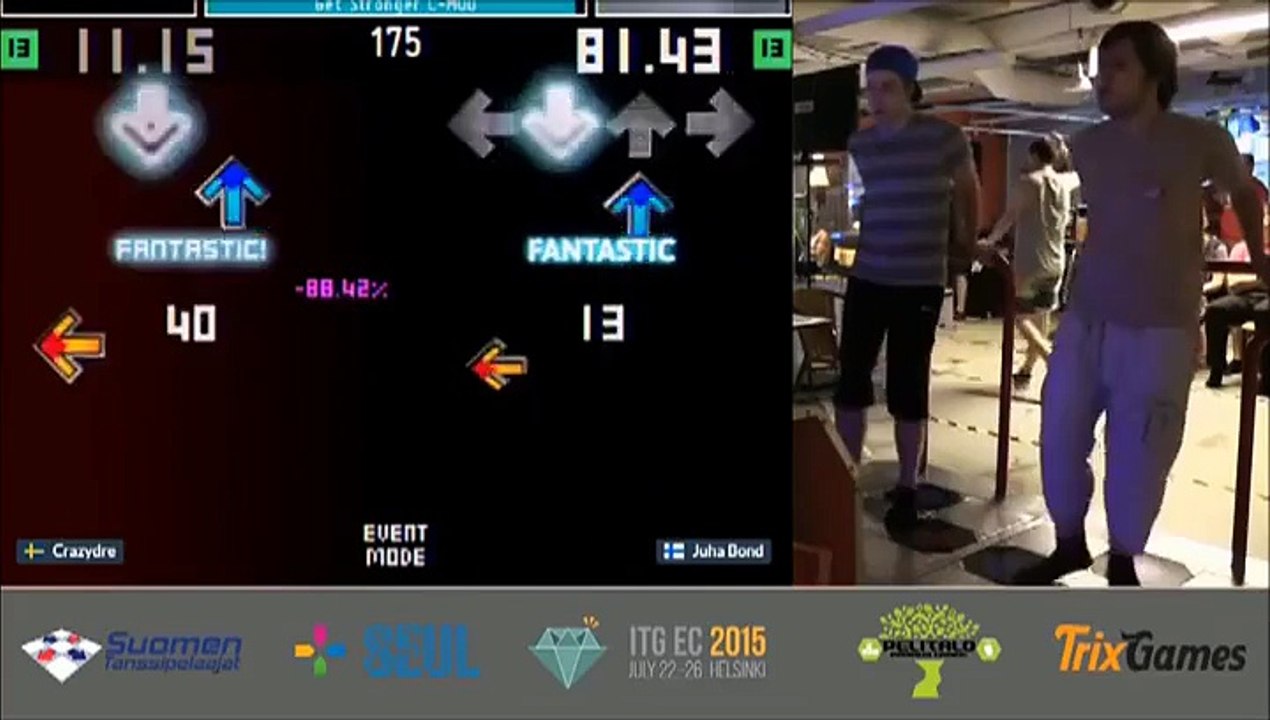 Gros faceplant d'un geek après une partie  de dance dance revolution