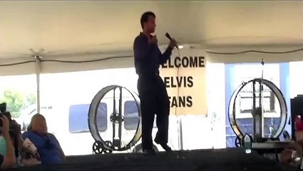 Open mic sings 'Return To Sender' at Elvis Week (video)