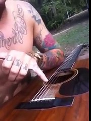 Il filme l'intérieur de sa guitare tout en jouant