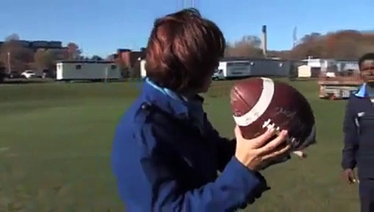 Pinball Clemons teaches Lorna Dueck to throw a football | Context with Lorna Dueck