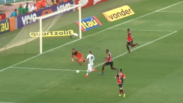 Cesar fecha o gol do Flamengo contra o Goiás em 2015