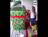 رد فعل طفلة تجد والدها داخل صندوق هدايا بعد غياب طويل‬