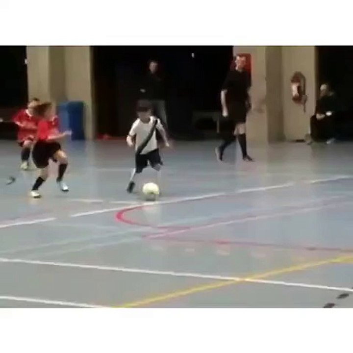 مهارات طفل افضل من "ميسي"