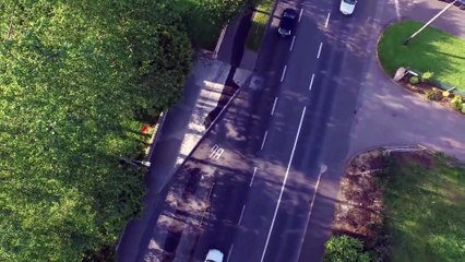 Un drone filme des ados courants sur le toit d'une école et lance la chasse