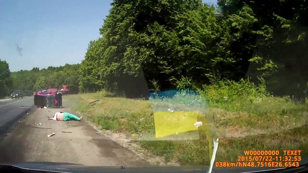 Une femme éjectée de sa Smart dans un accident...