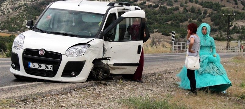 Biri nişana giden, diğeri düğün konvoyundaki iki araç çarpıştı