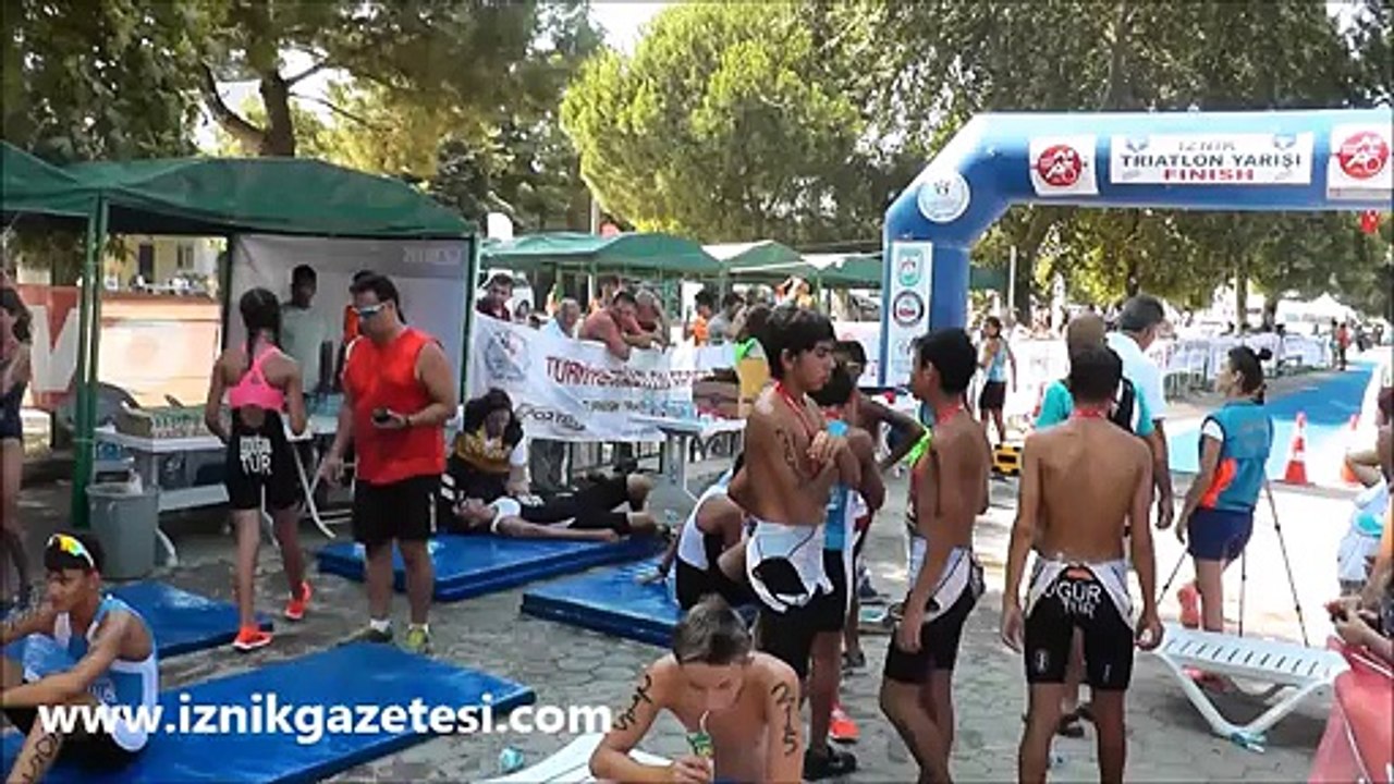 İznik'te düzenlenen 3. Tiriatlon yarışları festival havasında geçti