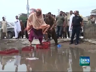 man falls in rain water in gujranwala