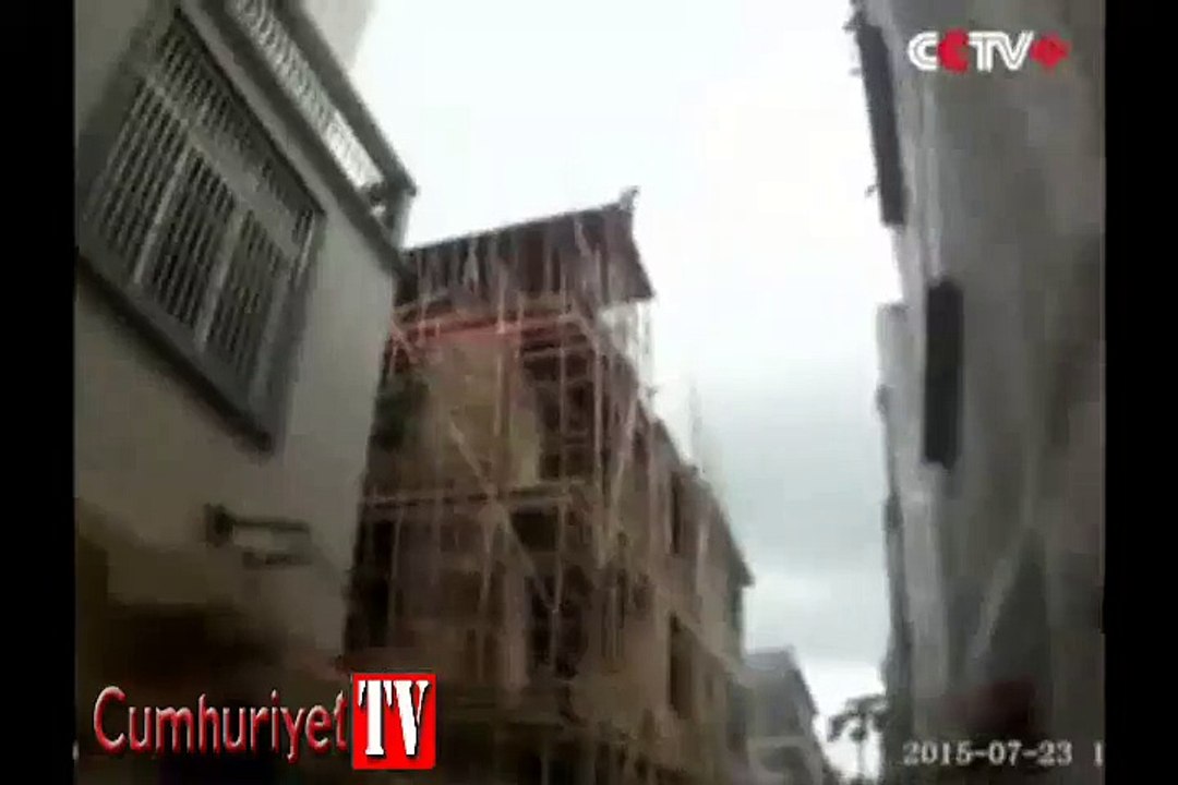 Polis intihar etmek isteyen kişiyle birlikte yere çakıldı