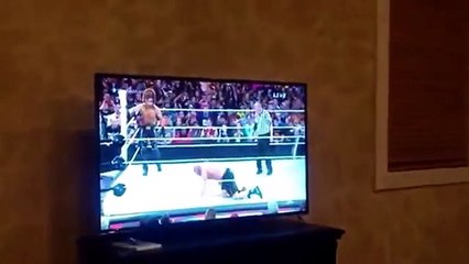 Un supporter passionné détruit sa télé après la défaite de son catcheur préféré