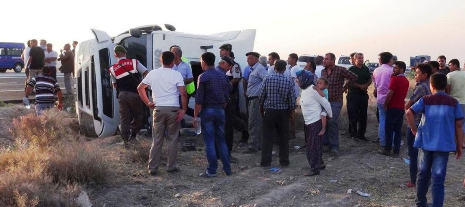 TIR devrildi: 11 yaralı