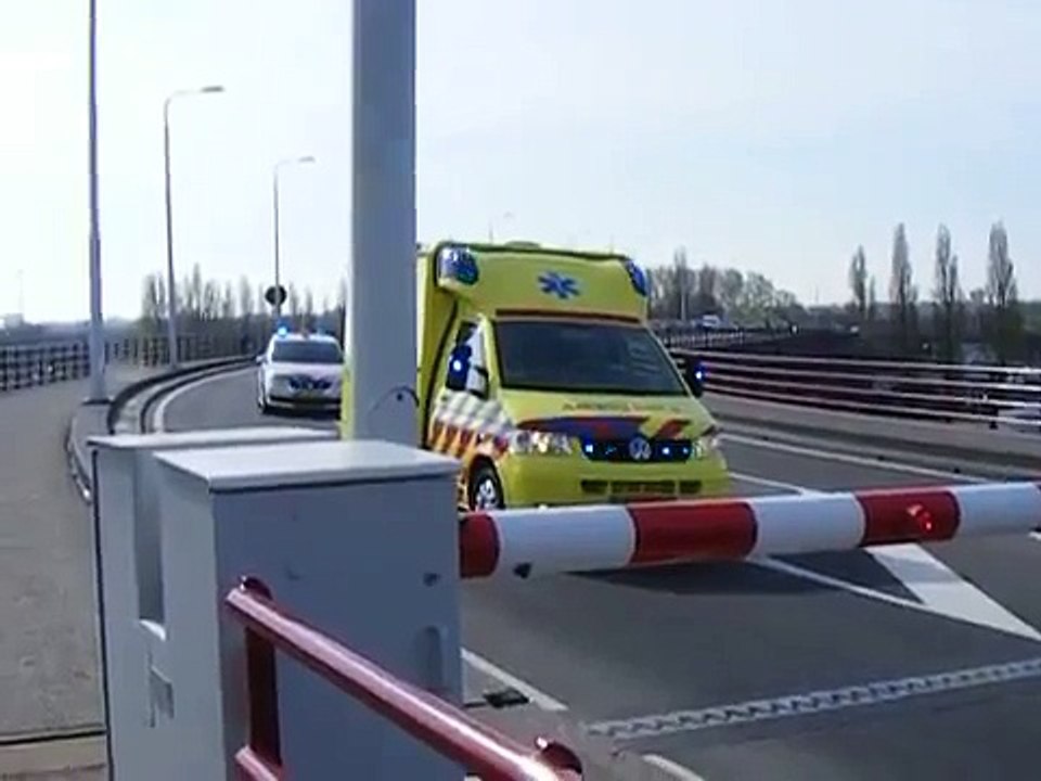 prio1 politie en a1 ambulance voor de open brug in zwijndrecht