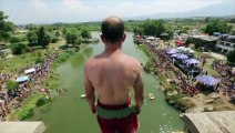 Un concours de plongeon pas comme les autres au Kosovo