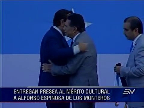 Entregan presea al mérito cultural a Alfonso Espinosa de los Monteros