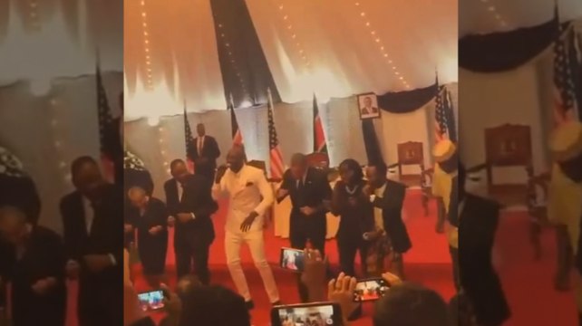 Barack Obama danse le Lipala au Kenya