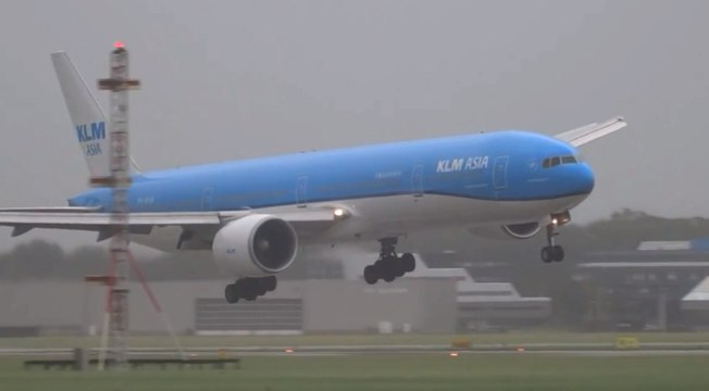 Atterrissage par vent violent pour un Boeing 777 à Amsterdam