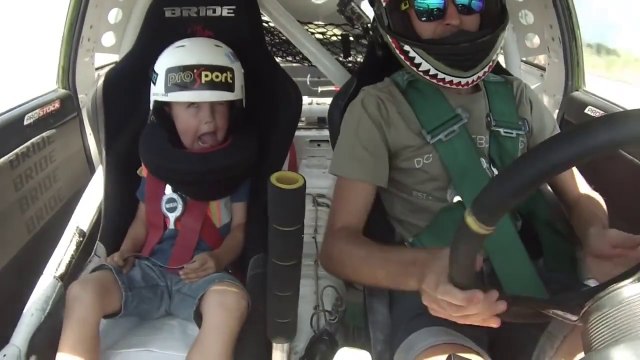 Un père de famille drifte avec son fils de 5 ans