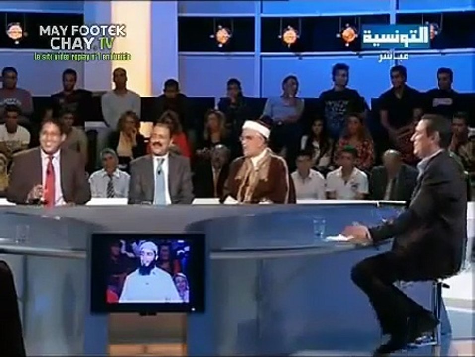 شاب سلفي يسحق احد علماء السلطان ! فيديو مسخرة