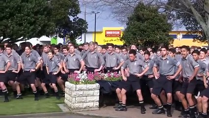 Enterrement d'un professeur avec un haka
