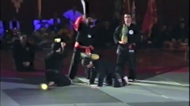 Un maître de kung-fu Shaolin découpe des ananas au sabre les yeux bandés