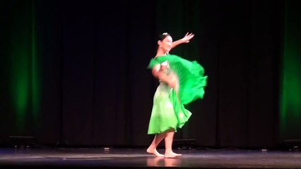 Traditional Chinese Fan Dance (青花瓷）