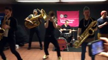 Un groupe de jeunes musiciens mette l'ambiance dans métro !
