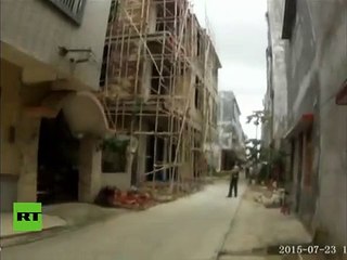 Mira cómo un policía salva la vida de un hombre tras lanzarse de un edificio