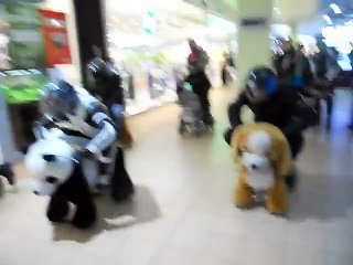 Des motards font une course dans un magasin