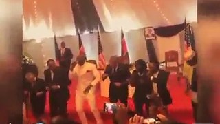 USA Predident Obama dances in Kenya:Videoclips4u