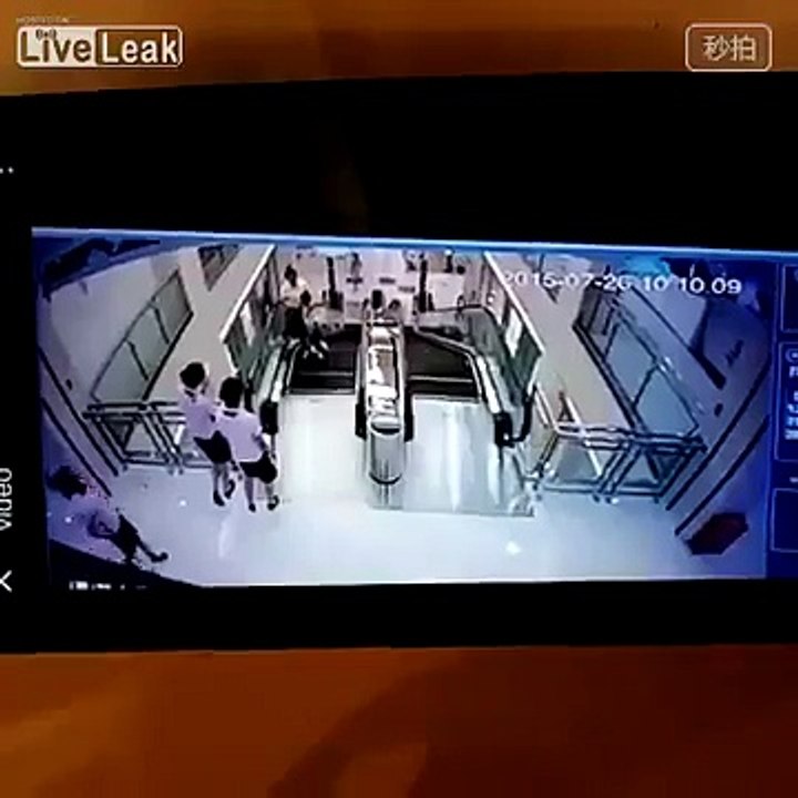 Madre salva a su hijo antes de morir "tragada" por escaleras mecánicas