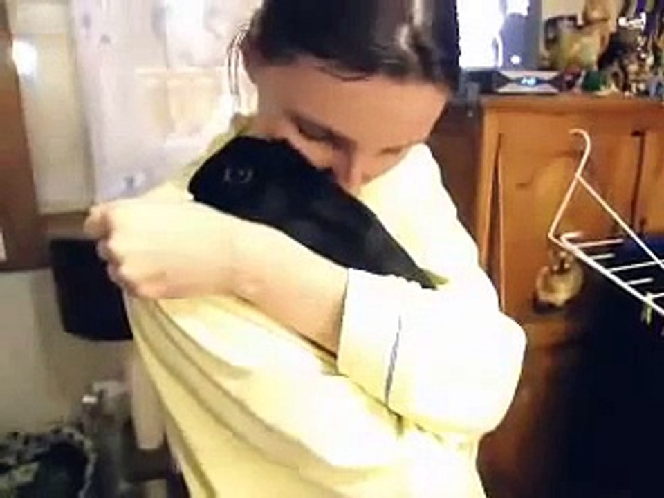 affectueux lapin dans les bras