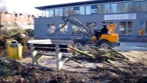 Rooien struiken, bomen met behulp minigraver en kniklader - Zoetermeer 12-02-2010