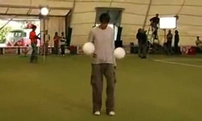 Kaka juggling two balls at the same time - Amazing