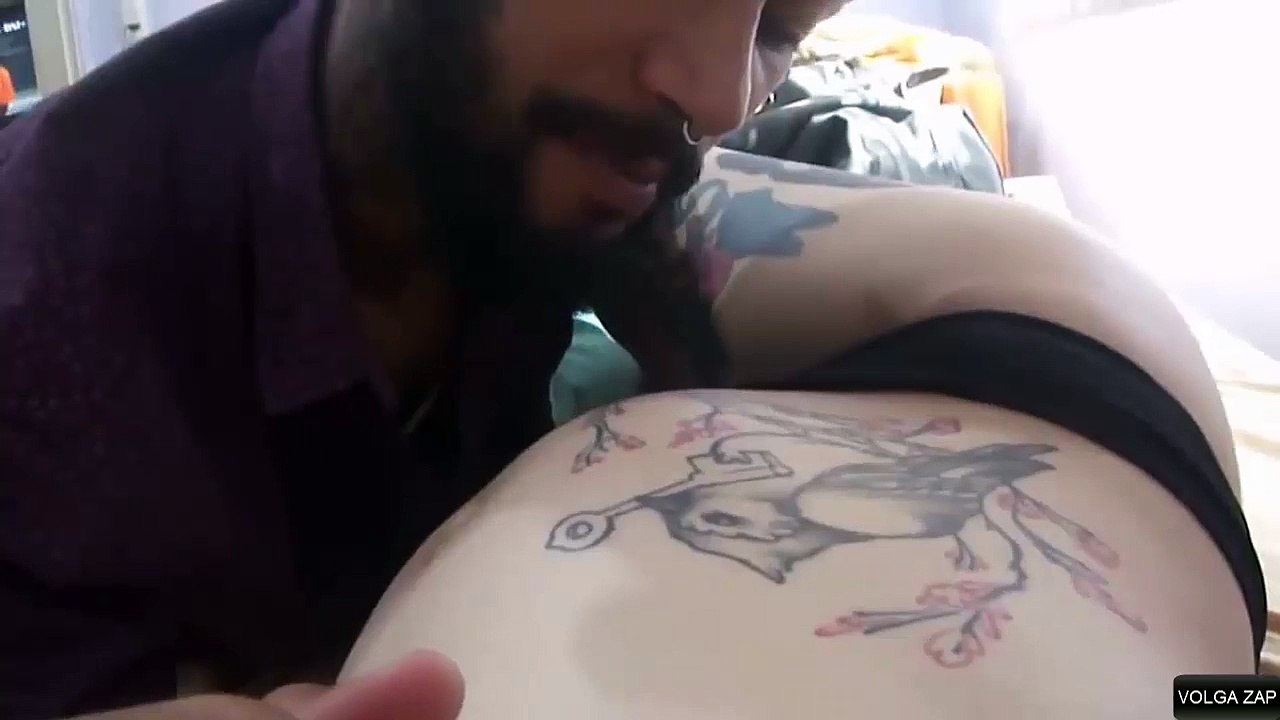 mère tatouée enceinte - bébé qui bouge - père qui fait des bisous