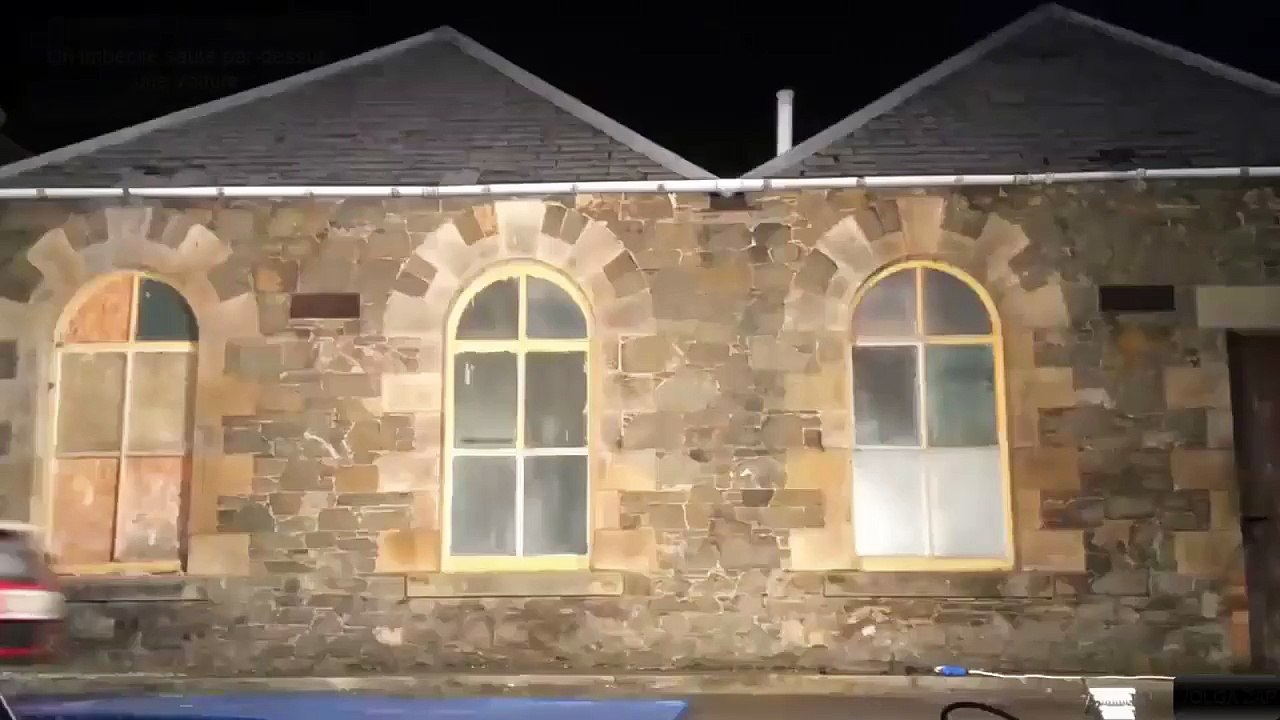 Un imbécile saute par-dessus une voiture