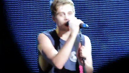 She's Kinda Hot- 5SOS Concord HD