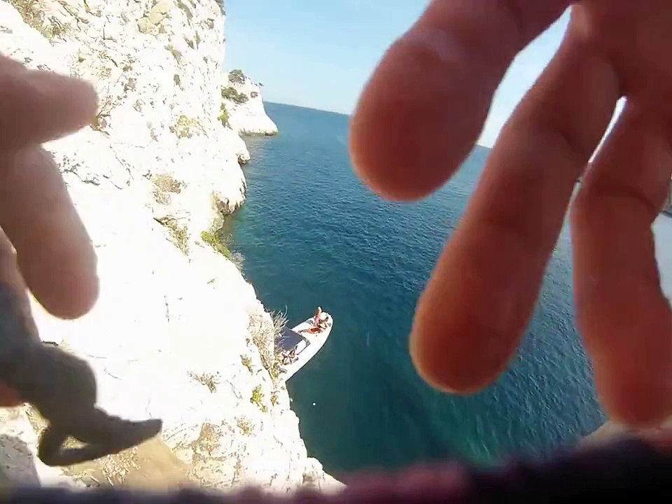 Chute calanque Marseille saut raté d'une falaise