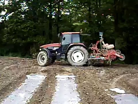 Semis de maïs New-Holland M100 + Plastisemeuse Jeantil 4 rangs