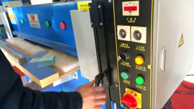 Hydraulic die cutting machine