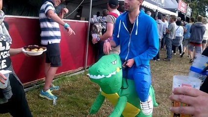 un dinausaure aux vieilles charrues 2015