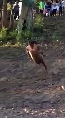 WTF ? Il danse nu dans la boue lors d'un festival en Australie