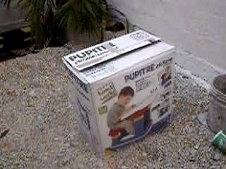 Esteban et sa boîte en carton