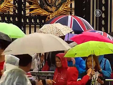 Главный вход Букингемского дворца открылся для всех