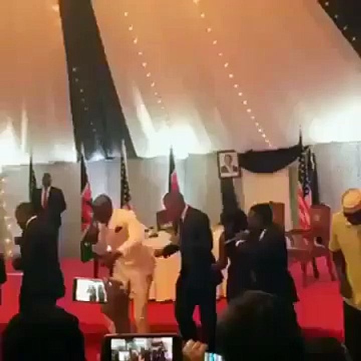 اوباما حفلها في كينيا هههههه